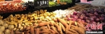 资料图：图为超市内摆放的新鲜蔬菜食材　梁婷　摄 - 新浪湖北