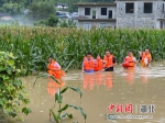 杨春广带领战友在洪水中营救被困群众 张航供图 - Hb.Chinanews.Com