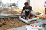 村民在改厕 - Hb.Chinanews.Com