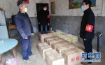 图为荆门市扶贫工作队队员帮村民销售鸡蛋。新华网发 - 新浪湖北