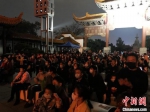 《夜上黄鹤楼》吸引了众多游客前往观看 张芹 摄 - 新浪湖北