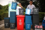 资料图：大学生将印有“垃圾分类，从我做起”字样的垃圾桶摆放整齐。　泱波 摄 - 新浪湖北