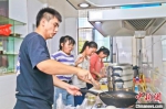 学生烹饪美食 廖磊磊 摄 - Hb.Chinanews.Com