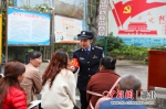 反家暴课堂上民警与群众互动 文方举供图 - Hb.Chinanews.Com