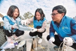 会长马陟（右一）和他的团队在武昌沙湖进行水质分析 - Hb.Chinanews.Com