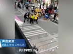 武汉一高校保安与外卖小哥肢体冲突，警方正调查 - 新浪湖北