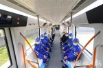 图为：技术人员在“新时代号”空中轨道列车车厢内。（湖北日报全媒记者 陈勇 摄） - 新浪湖北