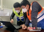 尹典（左）工作照 - Hb.Chinanews.Com