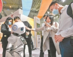 智能机器人吸引众多参观者 - 新浪湖北