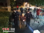 民警救助梁奶奶。通讯员供图 - Hb.Chinanews.Com