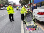 保康交警在拆除摩托车电动车遮阳雨蓬 - Hb.Chinanews.Com