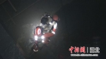 3名工人地下作业中毒被困 消防员紧急救援 - Hb.Chinanews.Com