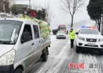 保康民警在道路上巡查排患。 - Hb.Chinanews.Com