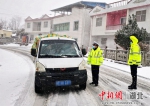 保康民警在道路上巡查排患。 - Hb.Chinanews.Com