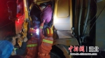 货车追尾司机被困 消防员成功救援 - Hb.Chinanews.Com