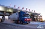 12月15日，载着湖北省捐赠蒙古国防疫物资的车辆从二连出入境边防检查站通关。新华社发（郭鹏杰 摄） - 新浪湖北