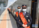 12月24日，汉宜铁路仙桃城际线迎来试乘体验团。新华网发 彭琦摄 - 新浪湖北