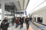 26日，旅客在仙桃车站登乘汉宜铁路仙桃城际线首发动车。新华网发 代能跃摄 - 新浪湖北