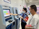 图为车站工作人员帮助旅客购买车票（赵连斗 摄） - Hb.Chinanews.Com