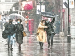 图为汉街行人的雨伞被风刮翻。楚天都市报记者邹斌摄 - Hb.Chinanews.Com