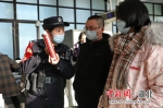 民警向旅客展示乘车禁带物品 - Hb.Chinanews.Com