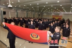 图为十堰市公安局郧阳区分局庆祝首个人民警察节，面向警旗重温人民警察誓词 张君 摄 - Hb.Chinanews.Com