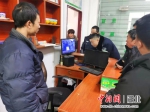 民警和李大哥看视频找猪 文方举供图 - Hb.Chinanews.Com