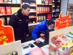 民警看沿途商户视频找猪 文方举供图 - Hb.Chinanews.Com