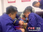 男童手指被金属铁罐“咬住” 消防员细心施救 - Hb.Chinanews.Com
