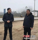 图为李建武（左）在贫困村走访  - Hb.Chinanews.Com