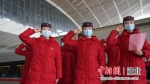 在武汉站站台上，列车长周杰带领乘务人员进行宣誓。 - Hb.Chinanews.Com