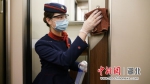 列车员正在对卫生间把手进行消毒。 - Hb.Chinanews.Com
