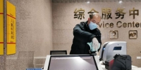 高坪站工作人员为售票设备清洁消毒 何强 摄 - Hb.Chinanews.Com