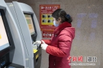 高坪站工作人员正在为自助售取票机清洁消毒。何强摄 - Hb.Chinanews.Com