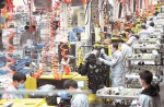 1月21日，十堰张湾东风商用车公司动力总成事业部，工人在生产拥有自主知识产权的新款商用车动力总成“龙擎”。 - 新浪湖北