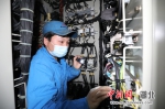 张琼正在检查机车低压电源柜线路(徐安宏 摄) - Hb.Chinanews.Com