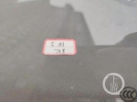 ▲2月5日，武汉银湖水榭小区停了数十辆二手车，致业主停车难。二手车上还贴了标签。摄影/上游新闻记者 牛泰 - 新浪湖北