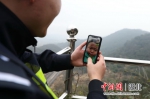 在行将山山顶瞭望台，间歇之余，李镇与儿子视频对话。 - Hb.Chinanews.Com