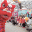 2月12日，大年初一，游客在欢乐谷观看舞狮表演。 - 新浪湖北