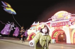 2月6日，腊月廿五，3岁的陈沐蕾小朋友在汉口里赏花灯。 - 新浪湖北