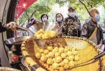 春节临近，武汉汉口雪松路，市民在排队买炸圆子。炸圆子是武汉人年饭中的一道佳肴。 - 新浪湖北