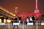 2月11日除夕夜，游客在武汉长江大桥武昌桥头堡旁拍全家福。 - 新浪湖北