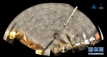　　2020年12月4日，国家航天局公布探月工程嫦娥五号探测器在月球表面展示国旗的照片。嫦娥五号着陆器和上升器组合体全景相机环拍成像，五星红旗在月面成功展开，此外图像上方可见已完成表取采样的机械臂及采样器。新华社发（国家航天局供图） - 新浪湖北