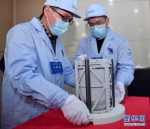 工作人员在嫦娥五号月球样品交接仪式上搬运月球样品容器（2020年12月19日摄）。新华社记者 岳月伟 摄 - 新浪湖北