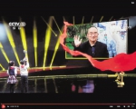颁奖现场，张定宇通过视频连线接受采访。   （央视截图） - 新浪湖北
