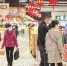 2月17日，市民在武汉中商徐东平价广场购物。春节期间，武汉市面向全体在汉人员投放春节消费券，不少市民走上街头、进入商城，开启“消费模式”。（湖北日报全媒记者 蔡俊 摄） - 新浪湖北