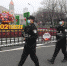 春节假期，武汉特警在汉口火车站广场前巡逻。新华网发 应后威摄 - 新浪湖北