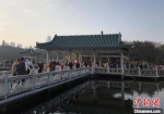 春节假期，游客在武汉东湖游玩。（资料图） 梁婷 摄 - 新浪湖北