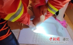 女孩不慎滑入便池右脚被卡 消防员成功施救 - Hb.Chinanews.Com