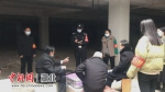 （第一板块用图）“安置社区红袖标服务队”队员走访居民 - Hb.Chinanews.Com